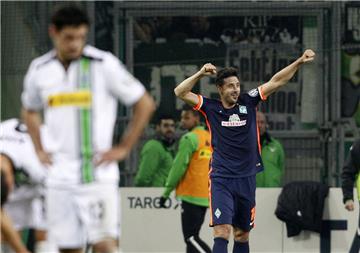 Kurz vor Weihnachten gewann Werder mit 4:3 im DFB-Pokal in Gladbach. Claudio Pizarro (rechts) zählte zu den Bremer Torschützen.  Foto Weihrauch/dpa