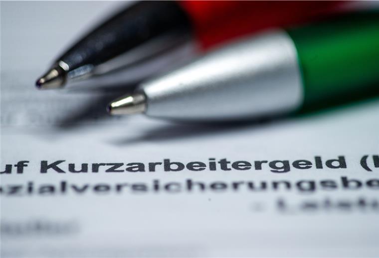 Zwei Kugelschreiber liegen auf einem Antragsformular für Kurzarbeitergeld. 