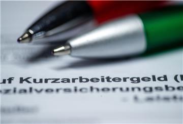 Zwei Kugelschreiber liegen auf einem Antragsformular für Kurzarbeitergeld. 