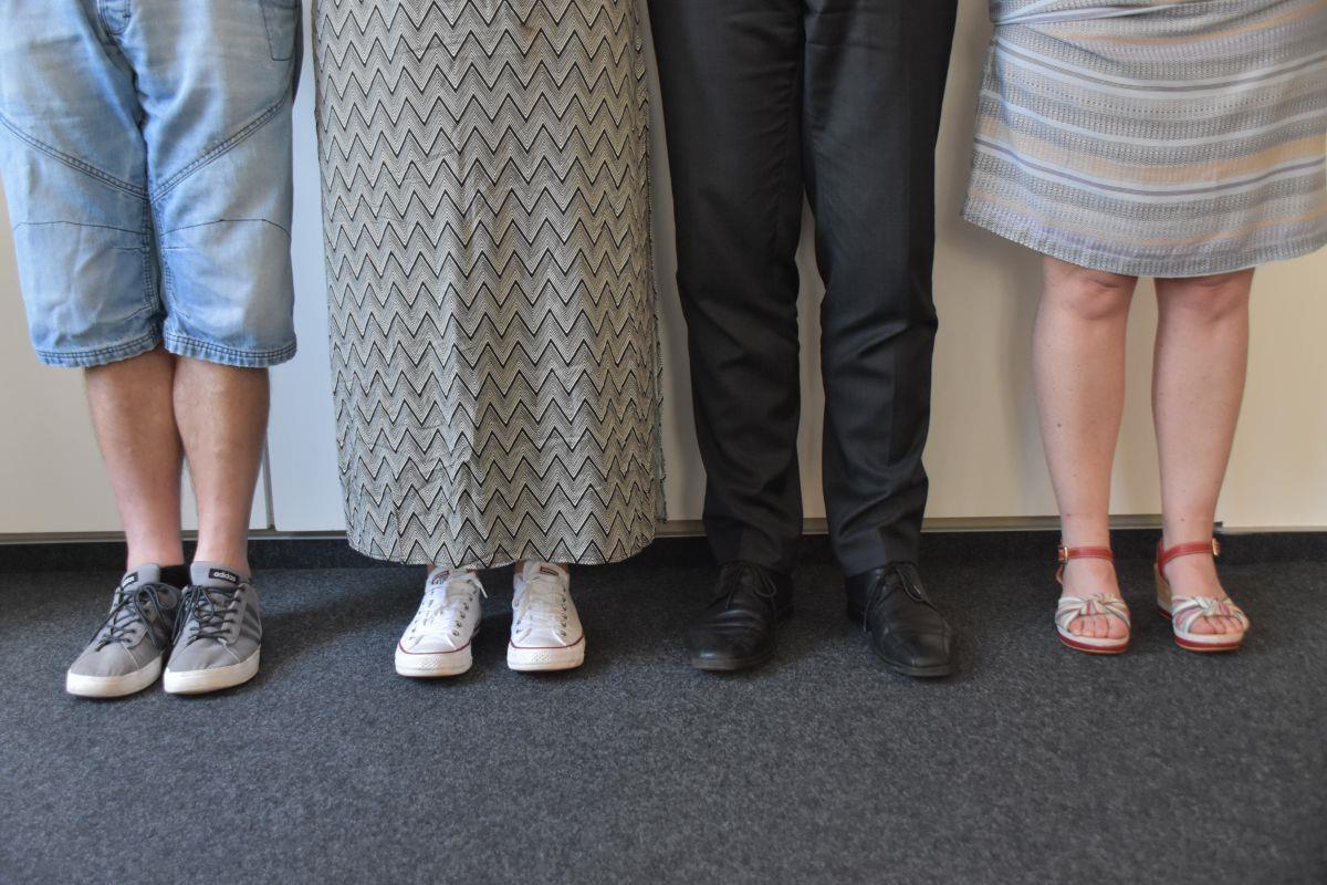 Kurze Hose, lange Hose, Rock, Kleid – was ist im Job erlaubt? Grundsätzlich kann der Arbeitgeber die Kleiderordnung vorgeben.  