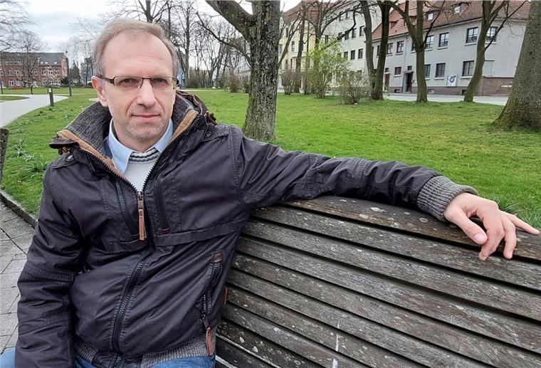 Kurze Verschnaufpause inmitten eines turbulenten Alltags: Ihor Petrov, Dolmetscher aus Lunestedt, kümmert sich täglich um die Flüchtlinge aus der Ukraine. Dabei hört er vor allem zu.