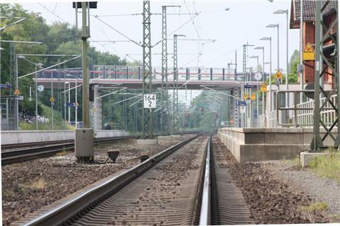 Kurze Wege gewünscht: Nach dem Bau der Brücke für die Landesstraße 134 (im Hintergrund) kommen die Fahrgäste nur sehr schwer von Bahnsteig zu Bahnsteig. Foto Gehrke