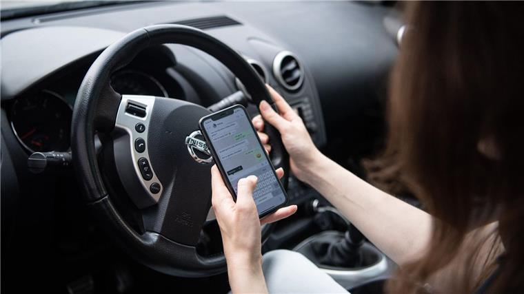 Kurzer Blick aufs Handy: Unaufmerksamkeit ist laut Unfallforschern eine der häufigsten Unfallursachen. (Symbolbild)
