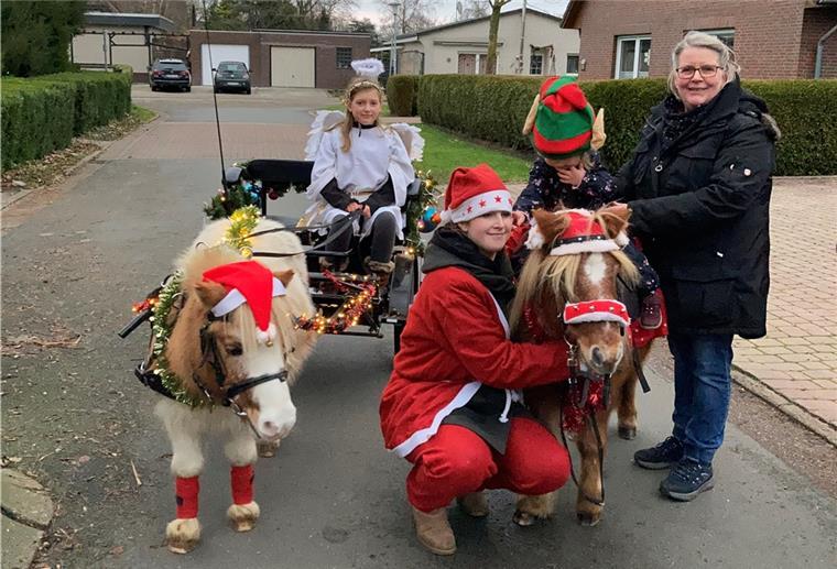 Kutschpony Nemo und Rentierpony Willy zogen den Sulky. Weihnachtsmann Jule, Engel Rieke und Wichtel Ronja sowie Sylke Hemsing zogen in Seefeld durch die Siedlung und verteilten Süßigkeiten.