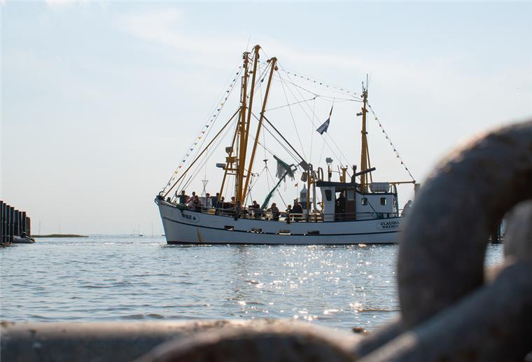 Wremen: Touristenfahrten statt Krabbenfischen Kutter „Claudia“ beim Anlegemanöver im Heimathafen in Wremen.