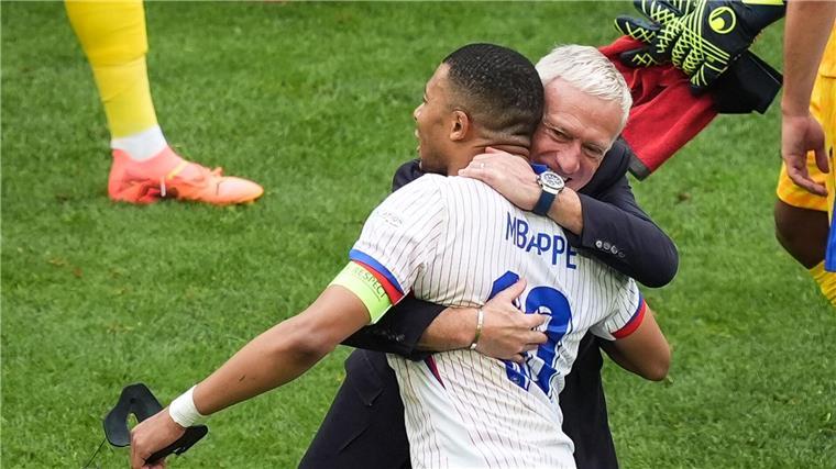 Kylian Mbappé riss sich nach dem Spiel die Maske vom Gesicht und jubelte mir Trainer Didier Deschamps.