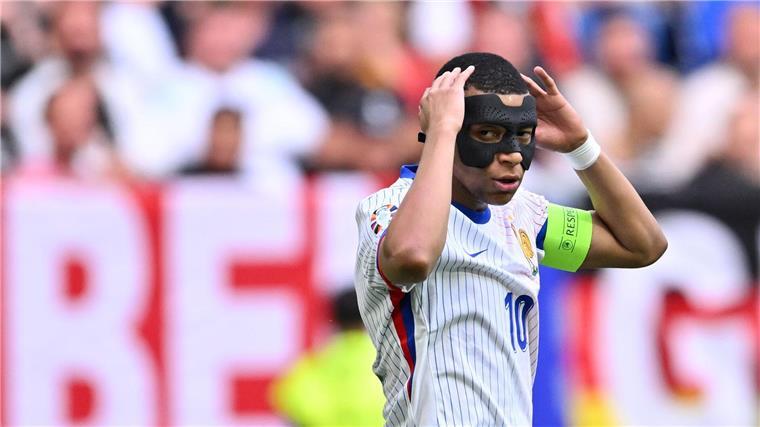 Mbappé bei EM nur noch mit Maske? Trainer gibt Auskunft Kylian Mbappé würde am liebsten ohne die Maske spielen - trotz Nasenbeinbruch.