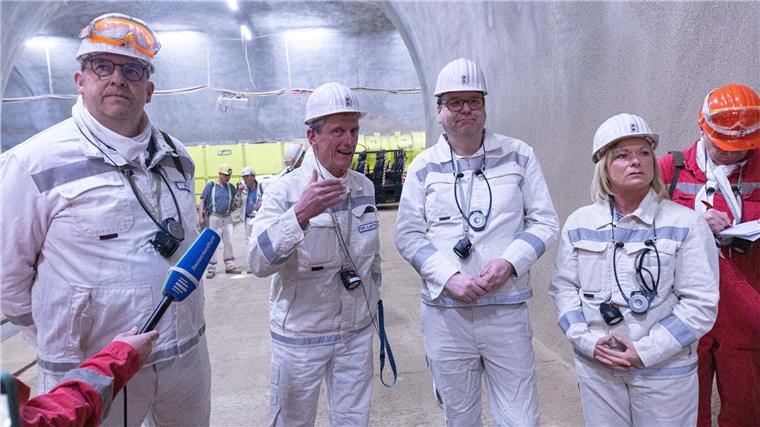 L-r: Stefan Studt, Geschäftsführer Bundesgesellschaft für Endlagerung (BGE), Dr. Thomas Lautsch, Umweltminister Christian Meyer (Bündnis 90/Grüne) und Dunja Kreiser stehen in Schacht Konrad.