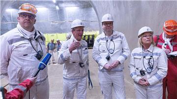 L-r: Stefan Studt, Geschäftsführer Bundesgesellschaft für Endlagerung (BGE), Dr. Thomas Lautsch, Umweltminister Christian Meyer (Bündnis 90/Grüne) und Dunja Kreiser stehen in Schacht Konrad.