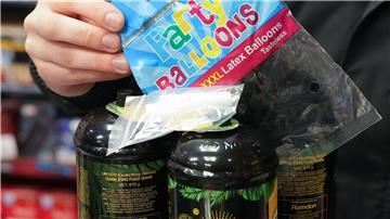 Lachgas wird seit einigen Jahren zunehmend als Partydroge konsumiert. (Symbolbild)
