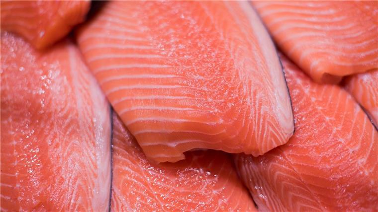 Fisch-Informationszentrum legt Zahlen zum Fischkonsum vor Lachs in einer Edeka-Filiale.