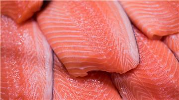 Lachs in einer Edeka-Filiale.