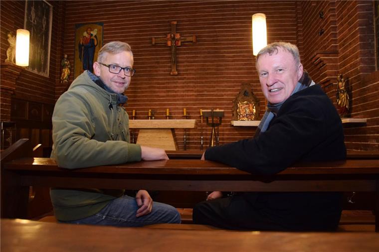 Katholische Kirche in Nordenham-Einswarden wird entweiht Laden für Donnerstag, 28. November, 18 Uhr, zu einer heiligen Messe in die Einswarder Herz-Jesu-Kirche ein: Diakon Christoph Richter (links) und Pfarrer Karl Jasbinschek. Nach dem Gottesdienst wird das Gebäude entweiht.