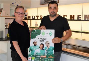 Laden herzlich ein zum Benefiz-Legendenspiel: Betreuer Jan Grabowski (links) und Murat Kirhan.