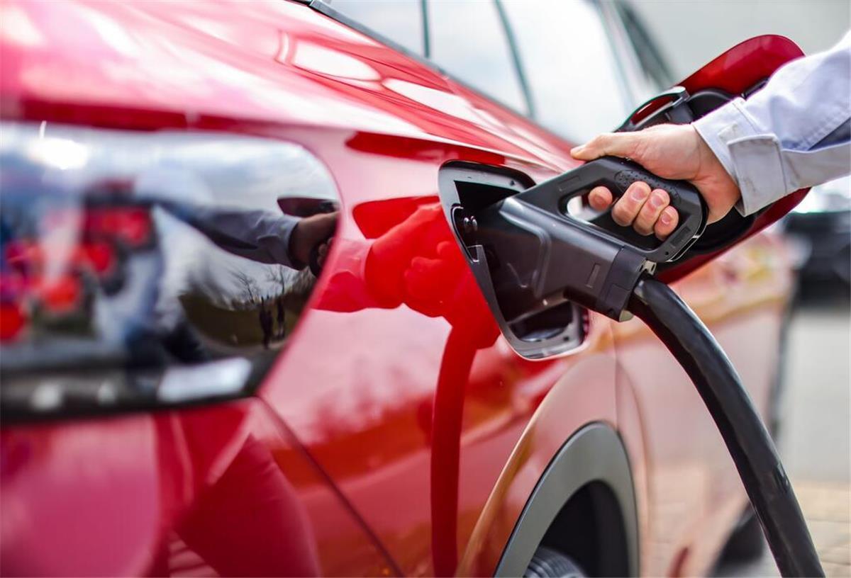 Von der Steuer befreit: So profitieren E-Auto-Fahrer Ein E-Auto wird geladen.