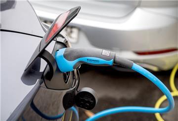 Ein E-Auto wird mit Strom "betankt". In Deutschland kostet der Strom fürs E-Auto mehr als in jedem anderen europäischen Land – und das deutlich.