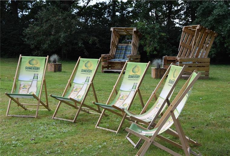 Laden zum Verweilen ein: Strandliegestühle und selbst gebaut Strandkörbe auf der Grünfläche am Lavenstedter Weg in Selsingen.