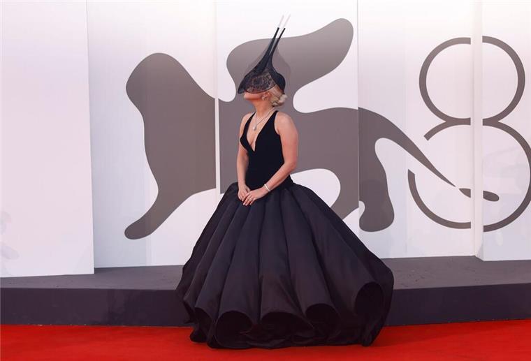 Lady Gaga mit Diamant am Ringfinger auf rotem Teppich Lady Gaga ist für ihre extravaganten Outfits bekannt.
