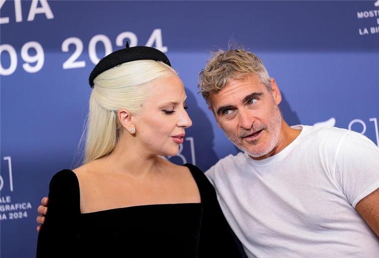 Lady Gaga mit Diamant am Ringfinger auf rotem Teppich Lady Gaga und Joaquin Phoenix begeistern die Filmfans in Venedig.