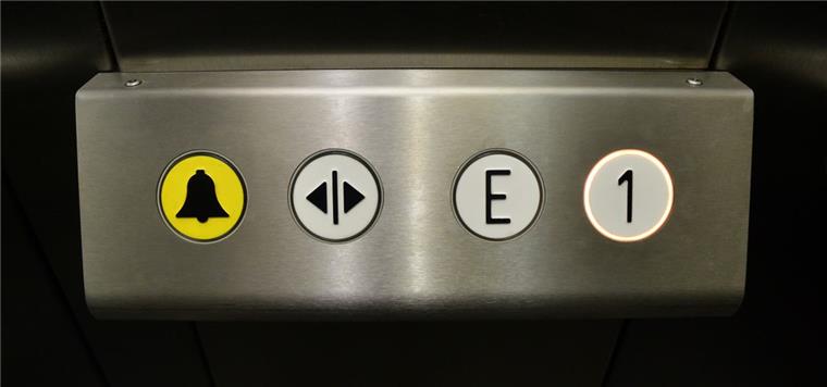 Längst nicht jeder Fahrstuhl in Deutschland ist frei von Mängeln. Bei rund 60 Prozent der Aufzüge hatte der TÜV  etwas zu beanstanden.