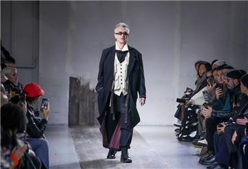 Lässige Eleganz: Wim Wenders auf dem Catwalk.