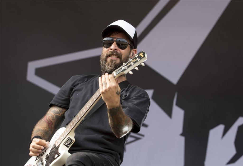 Lässt es am späten Freitagnachmittag auf der Waterstage rocken: Sänger und Songs...
