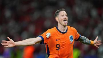 Lässt sich feiern: Wout Weghorst streckt vor Freude die Zunge raus.