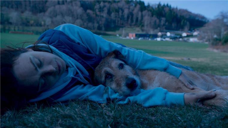 Laetitia Dosch als Avril Lucciani und Hund Cosmos in einer Szene des Films „Hundschuldig“.