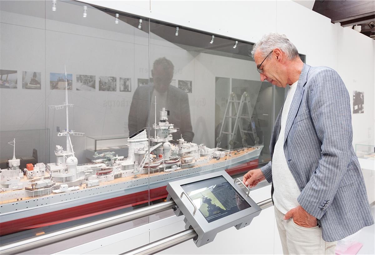 Läuft: Ausstellungsgestalter Peter Gössel testet eine Medienstation, die die Technik und die Geschichte des Kriegsschiffes Prinz Eugen beleuchtet.