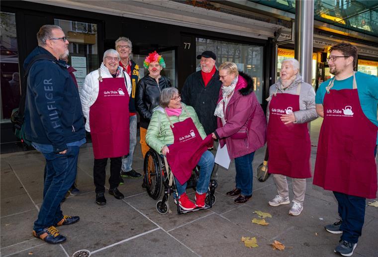 Mitglieder der evangelisch-methodistischen Gemeinde Bremerhaven eröffnen im Dezember in einem leeren Geschäft in der Fußgängerzone ihre "Gute Stube"
