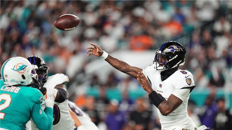 Lamar Jackson (rechts) warf bei seinem Comeback vier Touchdown-Pässe.