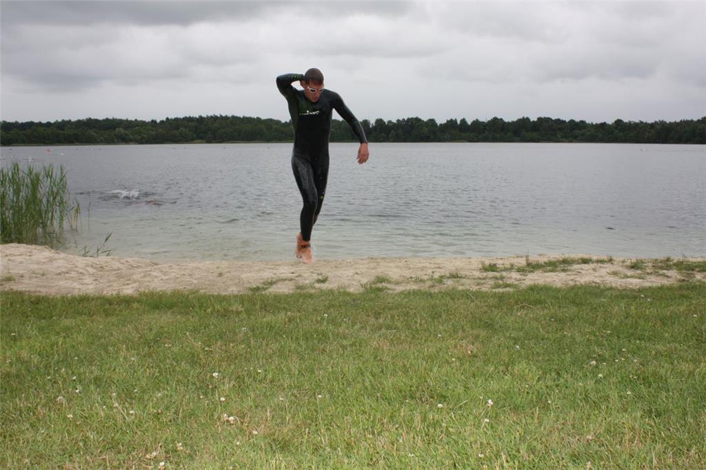 Land in Sicht: Die ersten Schwimmer erreichen das Ufer und steigen aufs Fahrrad ...