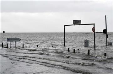 Land unter: Am Dienstagnachmittag zeigt sich „Benjamin“ am Dorumer Tief mit aller Macht. Auf dem außendeichs gelegenen Parkplatz beim Watt‘n Bad könnten allenfalls noch Boote festmachen.