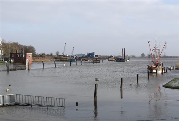 Land unter im Großensieler Hafen: Das Wasser überflutete am Sonntagmittag die Flächen.