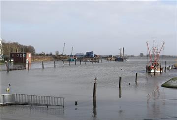 Land unter im Großensieler Hafen: Das Wasser überflutete am Sonntagmittag die Flächen.
