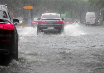 Land unter in Berlin: Durch den Starkregen hatte die Feuerwehr allein bis Mitternacht rund 1400 Einsätze. 