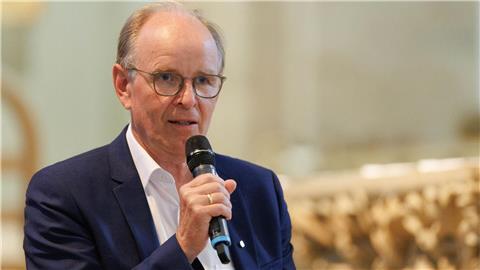 Landesbischof Ralf Meister spricht bei der Podiumsdiskussion zum Thema „Die Politik, die Kirchen und der Krieg“ beim ökumenischen Kirchentag.