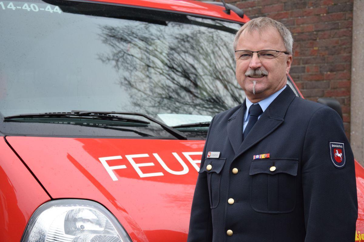 Immer mehr Frauen, Kinder und Jugendliche in der Feuerwehr Landesbranddirektor Jörg Schallhorn, hier bei einem Besuch in Rhadereistedt.