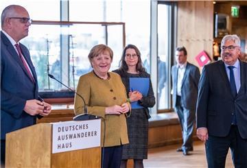Landeschef Andreas Bovenschulte mit Kanzlerin Angela Merkel, Auswandererhaus-Direktorin Simone Blaschka und Bremerhavens Oberbürgermeister Melf Grantz.