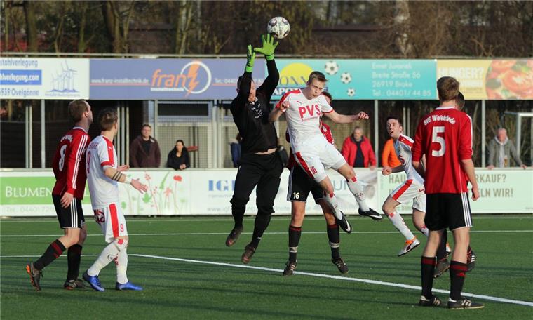 Braker Fußballer halten ihren Laden bis zur 72. Minute dicht Landesliga-Aufsteiger SV Brake (weiße Trikots) hielt beim Tabellendritten TuS Blau-Weiß Lohne lange Zeit gut mit. Er geriet erst in der 72. Minute in Rückstand und verlor mit 0:3.