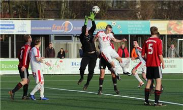 Landesliga-Aufsteiger SV Brake (weiße Trikots) hielt beim Tabellendritten TuS Blau-Weiß Lohne lange Zeit gut mit. Er geriet erst in der 72. Minute in Rückstand und verlor mit 0:3.