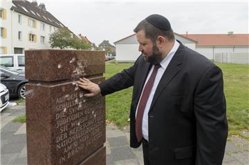 Landesrabbiner Netanel Teitelbaum am schwer beschädigten Gedenkstein.