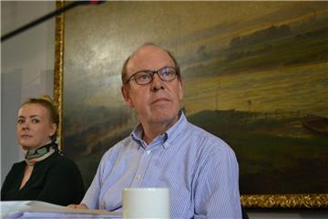 Landeswahlleiter Andreas Cors und seine Mitarbeiterin Evelyn Temme stellten am Freitag das vorläufige amtliche Endergebnis der Bürgerschaftswahl vor.
