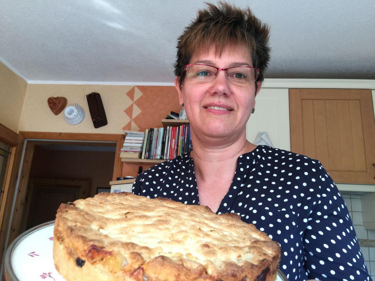 Landfrau Agnes Dahl darf stolz auf sich sein. Auch dieser Apfelkuchen ist ihr gelungen.