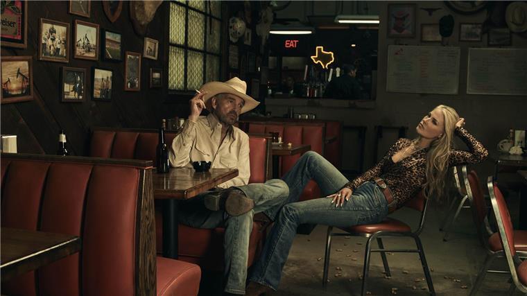 „Landman“ (Ali Larter, Billy Bob Thornton).
