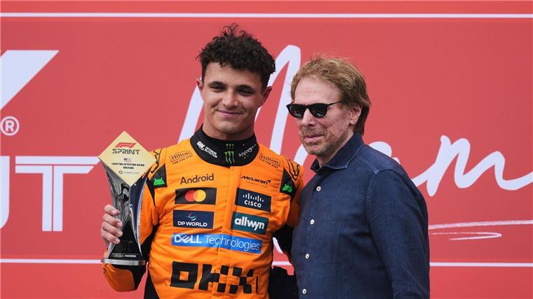 Lando Norris (l) findet im Formel-1-Film von Produzent Jerry Bruckheimer Parallelen zum Geschehen in der Rennserie.