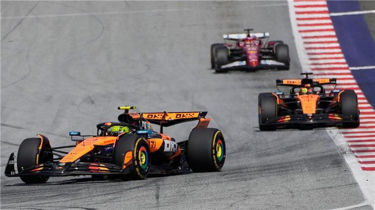 „Schwarzer Tag“ für Verstappen - Norris verkürzt auf Piastri Lando Norris (l) und Oscar Piastri (m) mal wieder an der Spitze.