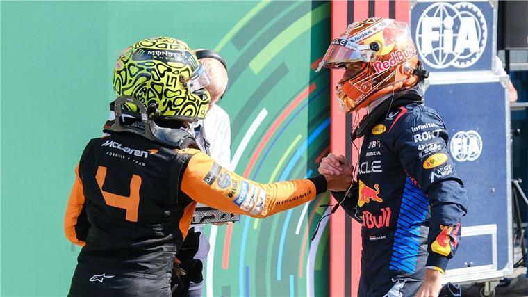 Lando Norris (l) verweist Max Verstappen auf Platz zwei.