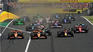 Lando Norris (m.) verteidigt seine Pole gegen Teamkollege Oscar Piastri (l.)