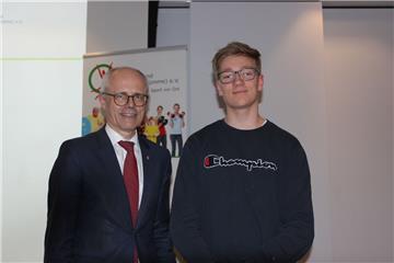 Landrat Hermann Luttmann (links) zeichnete den Sportschützen Levi Oetjen als Jugendsportler des Jahres aus.